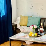 Art Apartment Near Paradise Mall & Metro Station