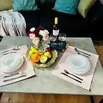 Art Apartment Near Paradise Mall & Metro Station