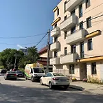 Art Apartment Near Paradise Mall & Metro Station